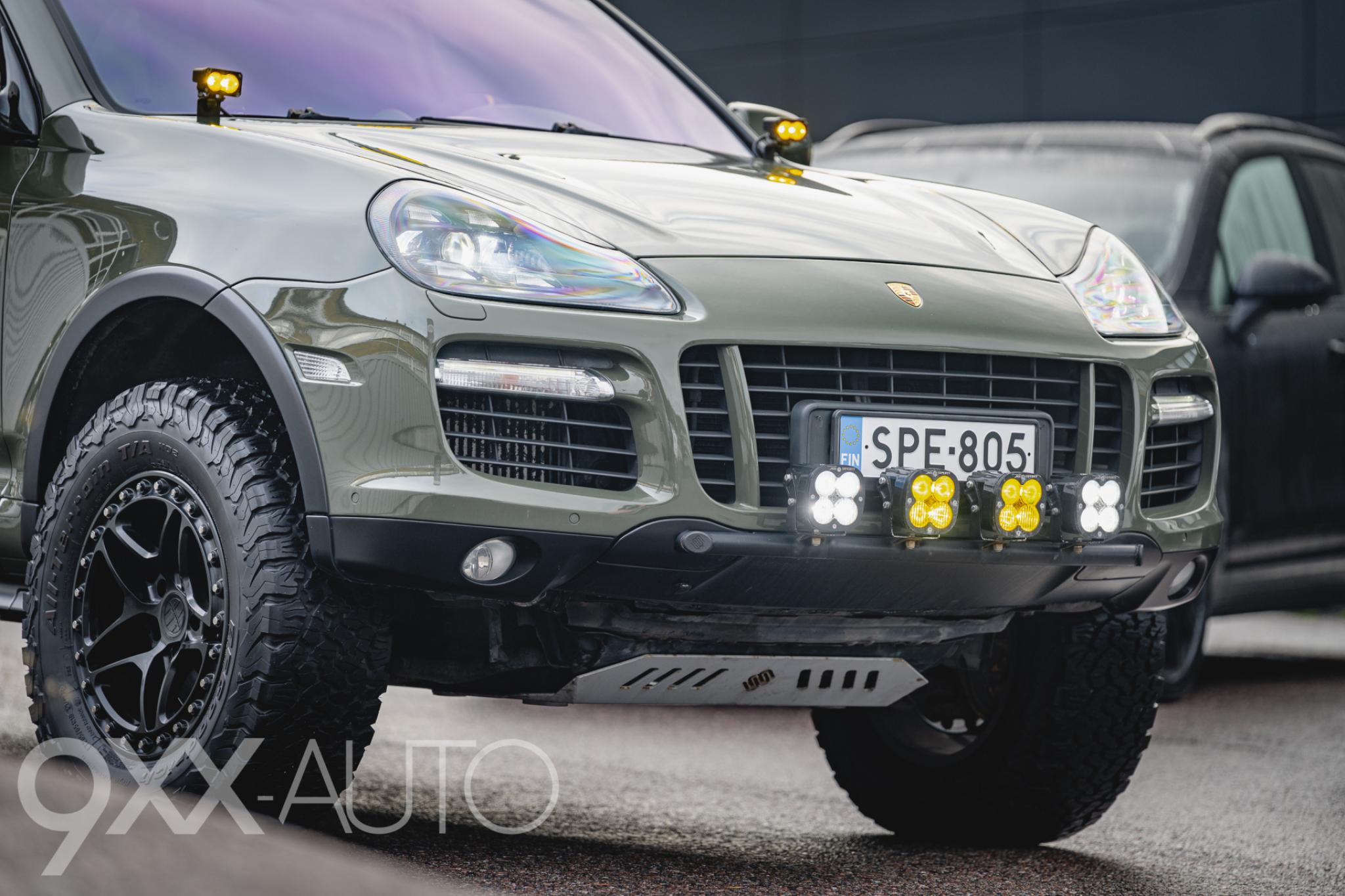 Vihreä Porsche Cayenne 4,8 V8 Turbo Tiptronic
