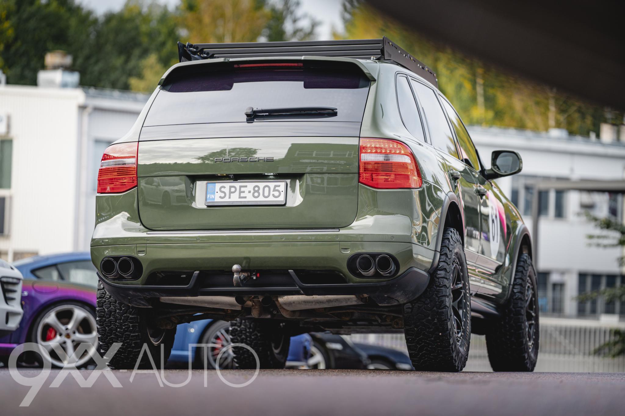 Vihreä Porsche Cayenne 4,8 V8 Turbo Tiptronic