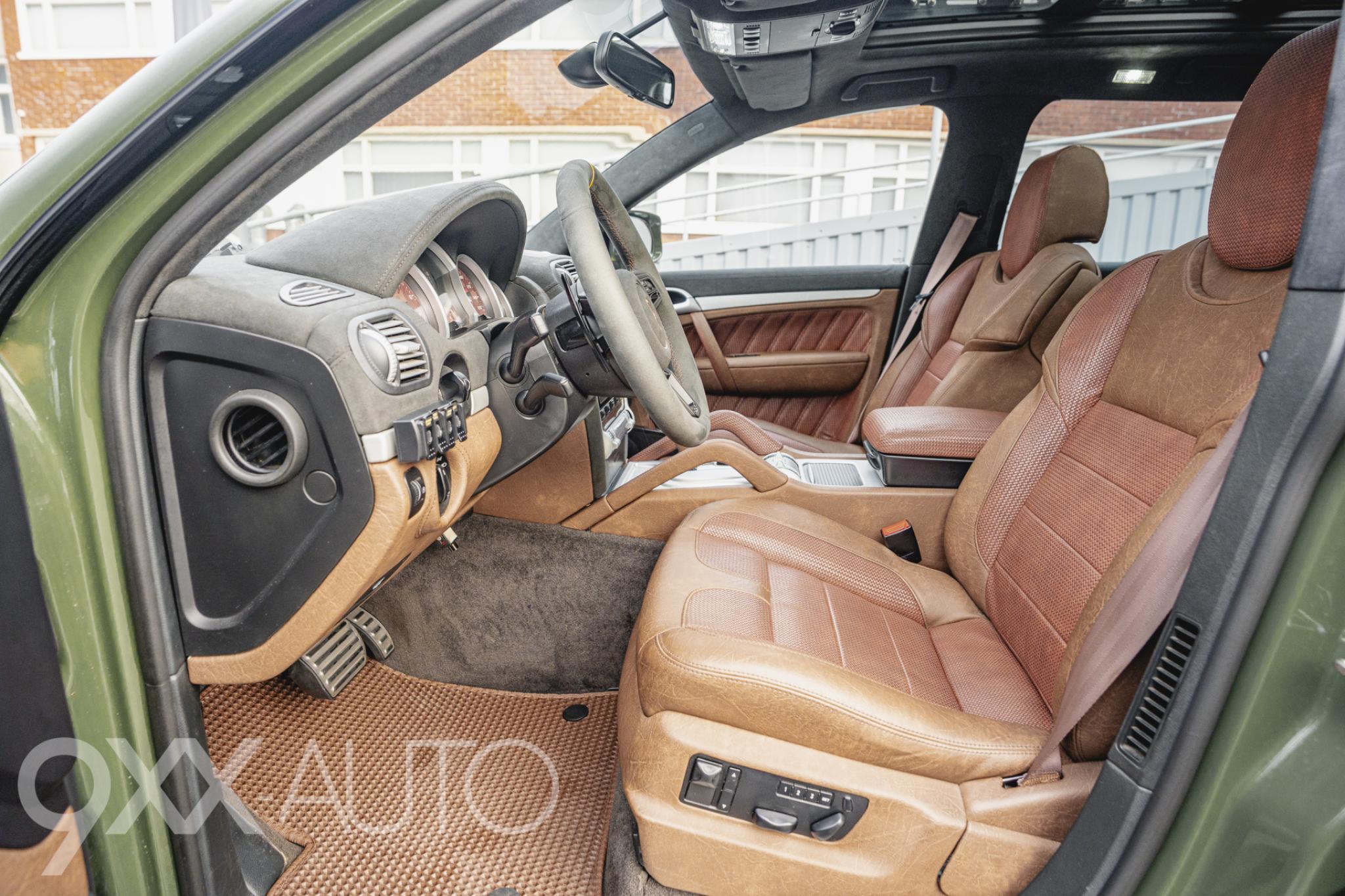 Vihreä Porsche Cayenne 4,8 V8 Turbo Tiptronic