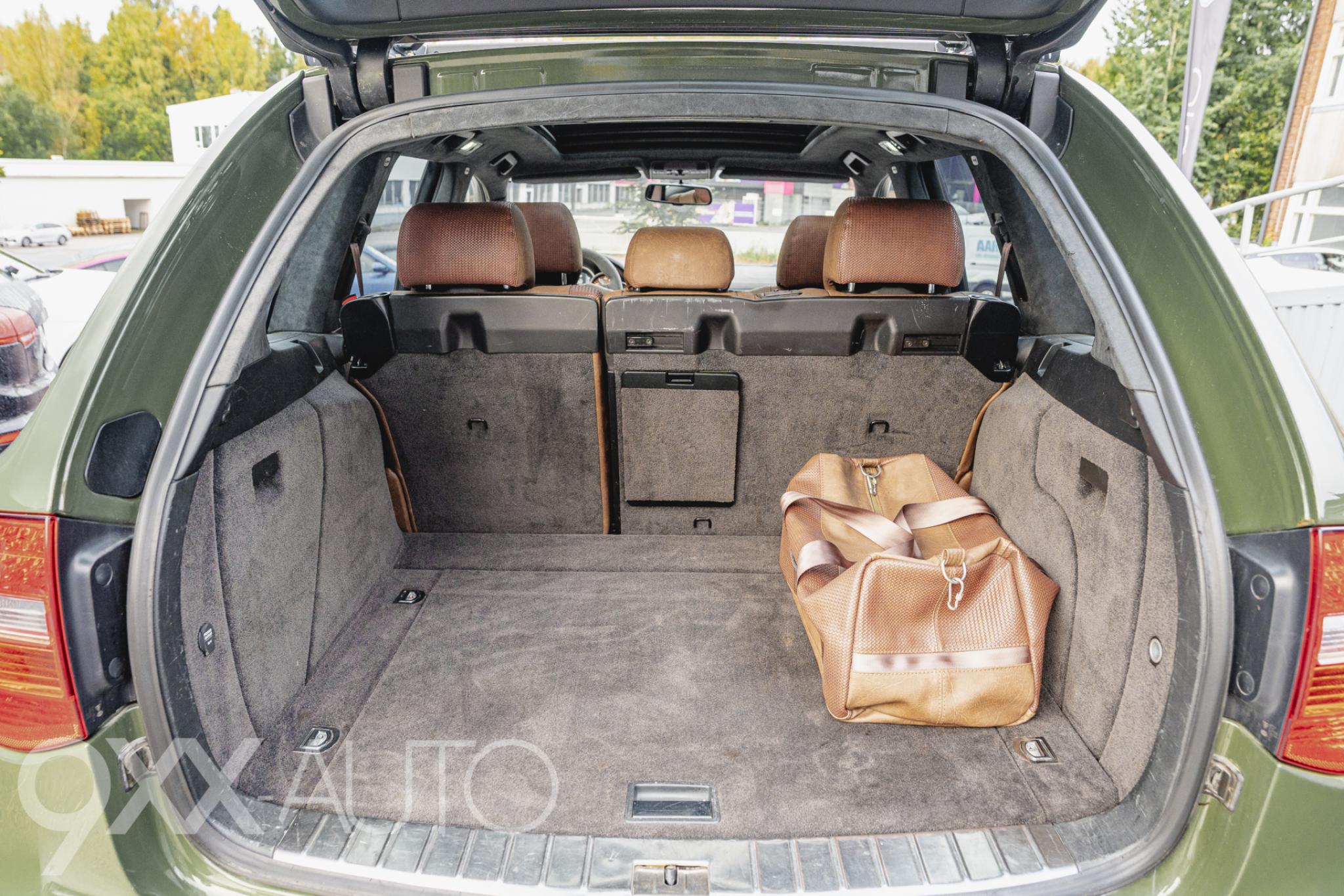 Vihreä Porsche Cayenne 4,8 V8 Turbo Tiptronic