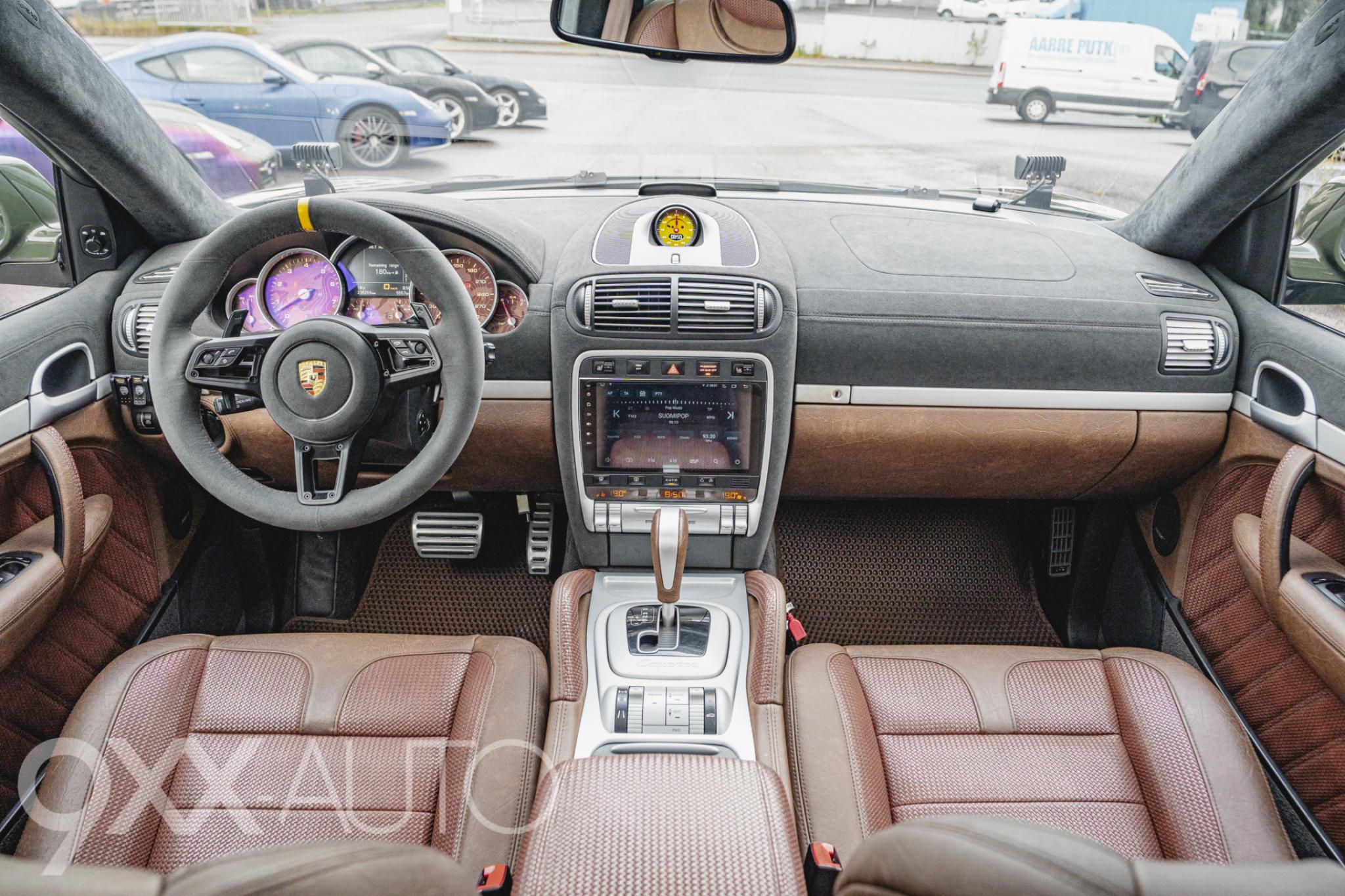 Vihreä Porsche Cayenne 4,8 V8 Turbo Tiptronic