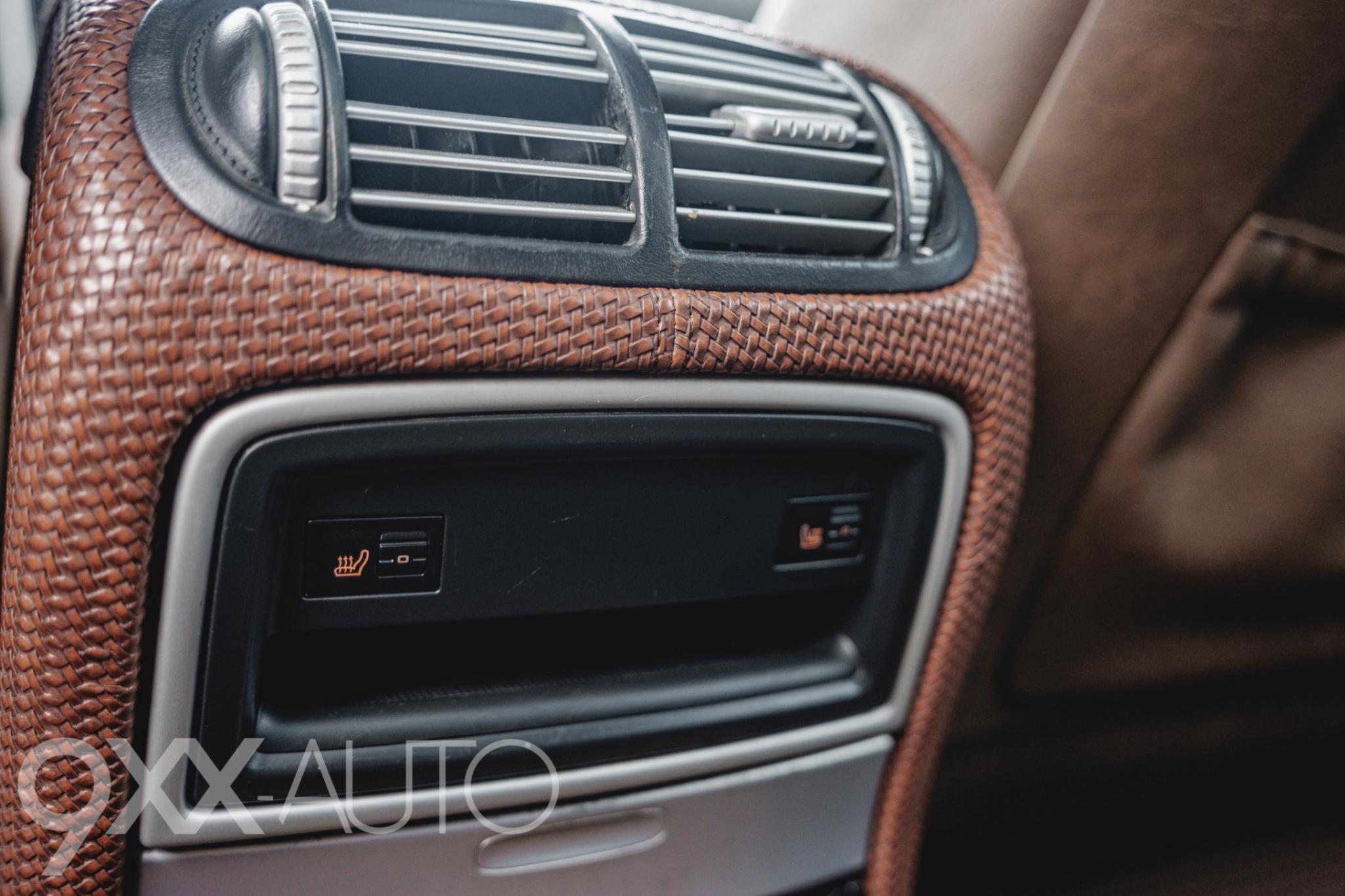 Vihreä Porsche Cayenne 4,8 V8 Turbo Tiptronic