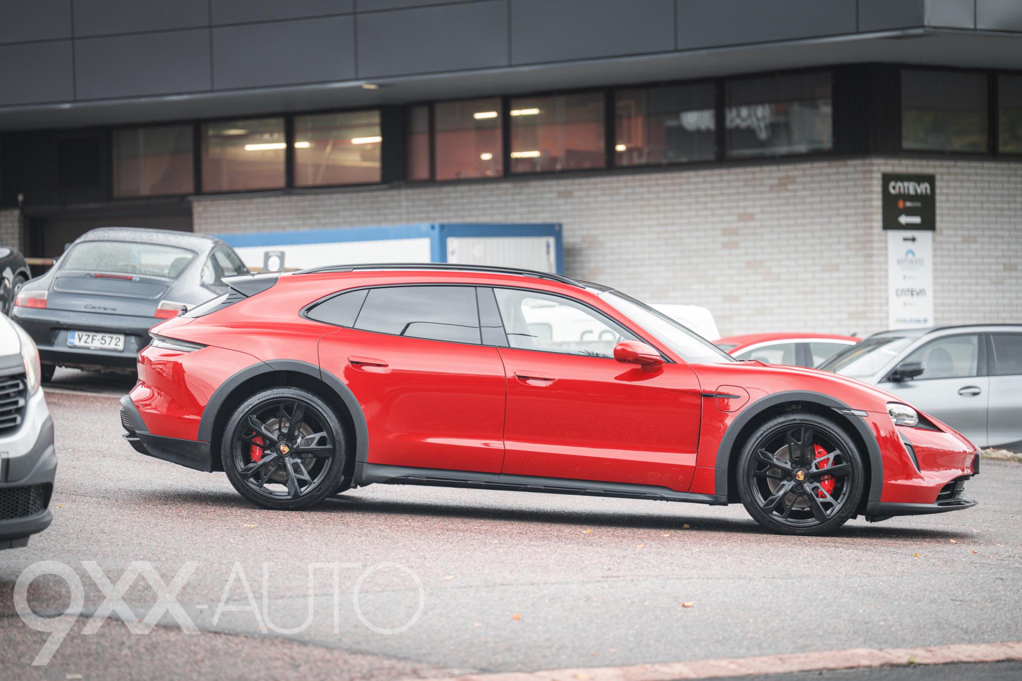 Punainen Porsche Taycan 4S Cross Turismo *Suomi-auto* Performance Battery Plus