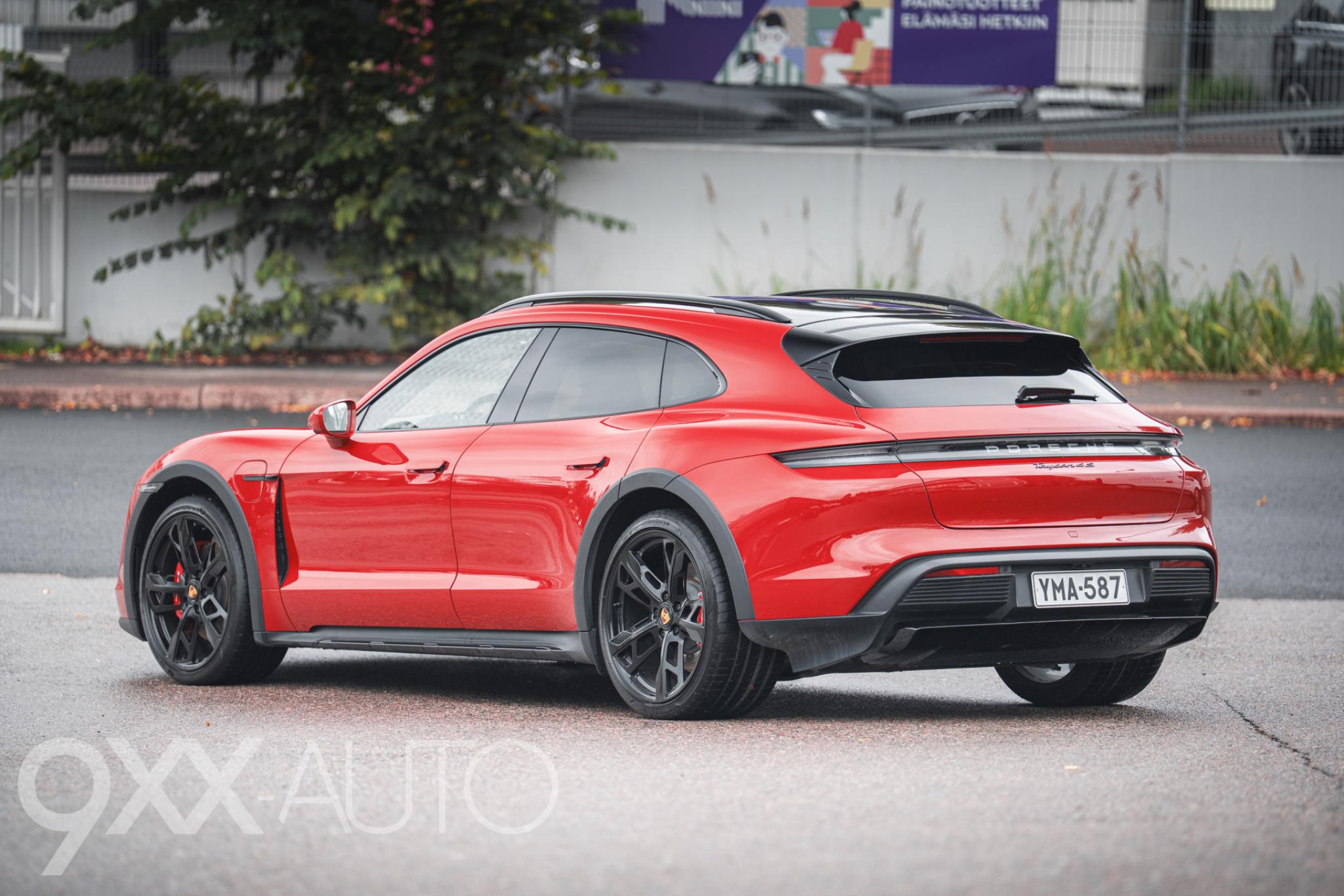 Punainen Porsche Taycan 4S Cross Turismo *Suomi-auto* Performance Battery Plus