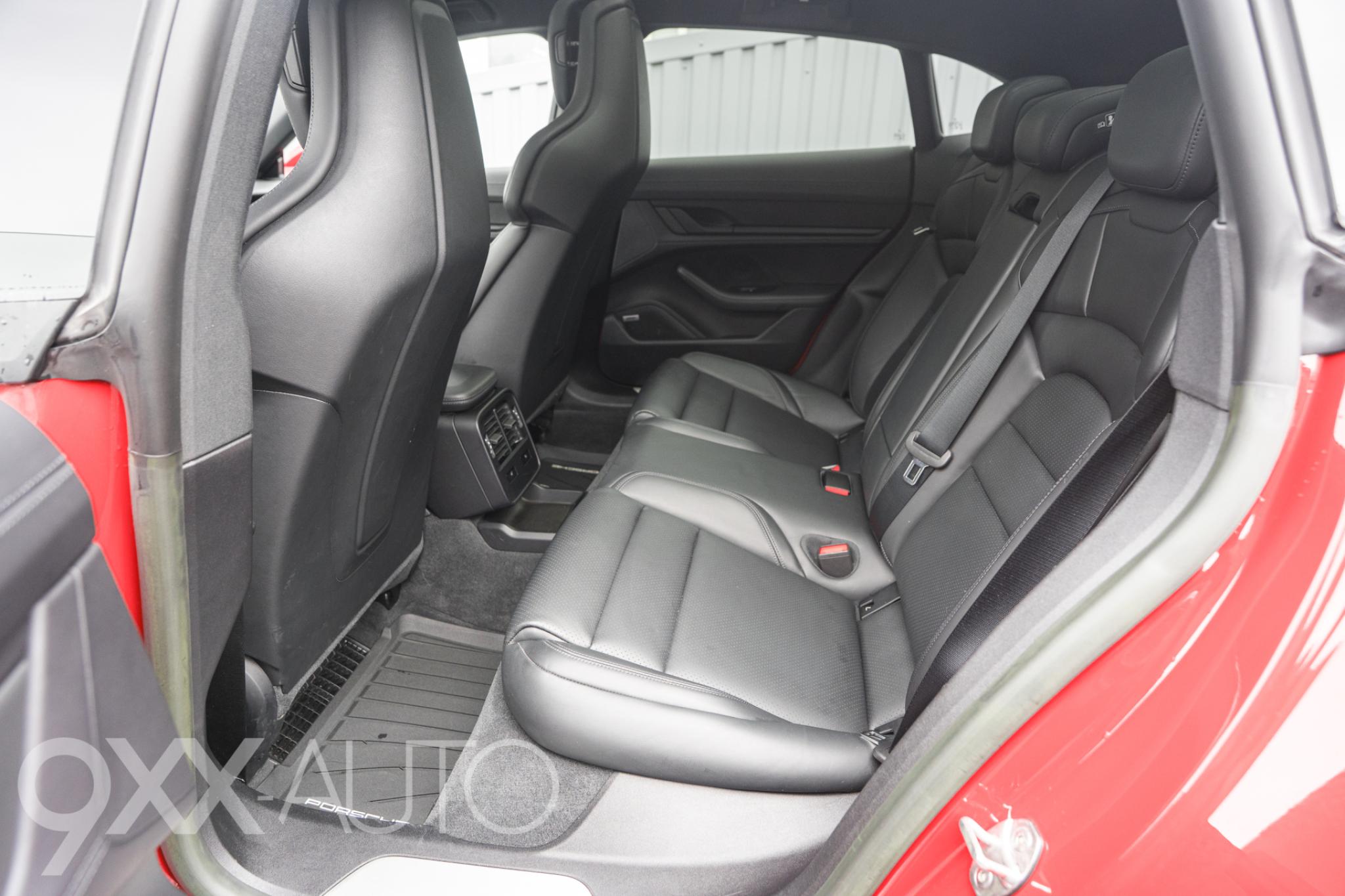 Punainen Porsche Taycan 4S Cross Turismo *Suomi-auto* Performance Battery Plus