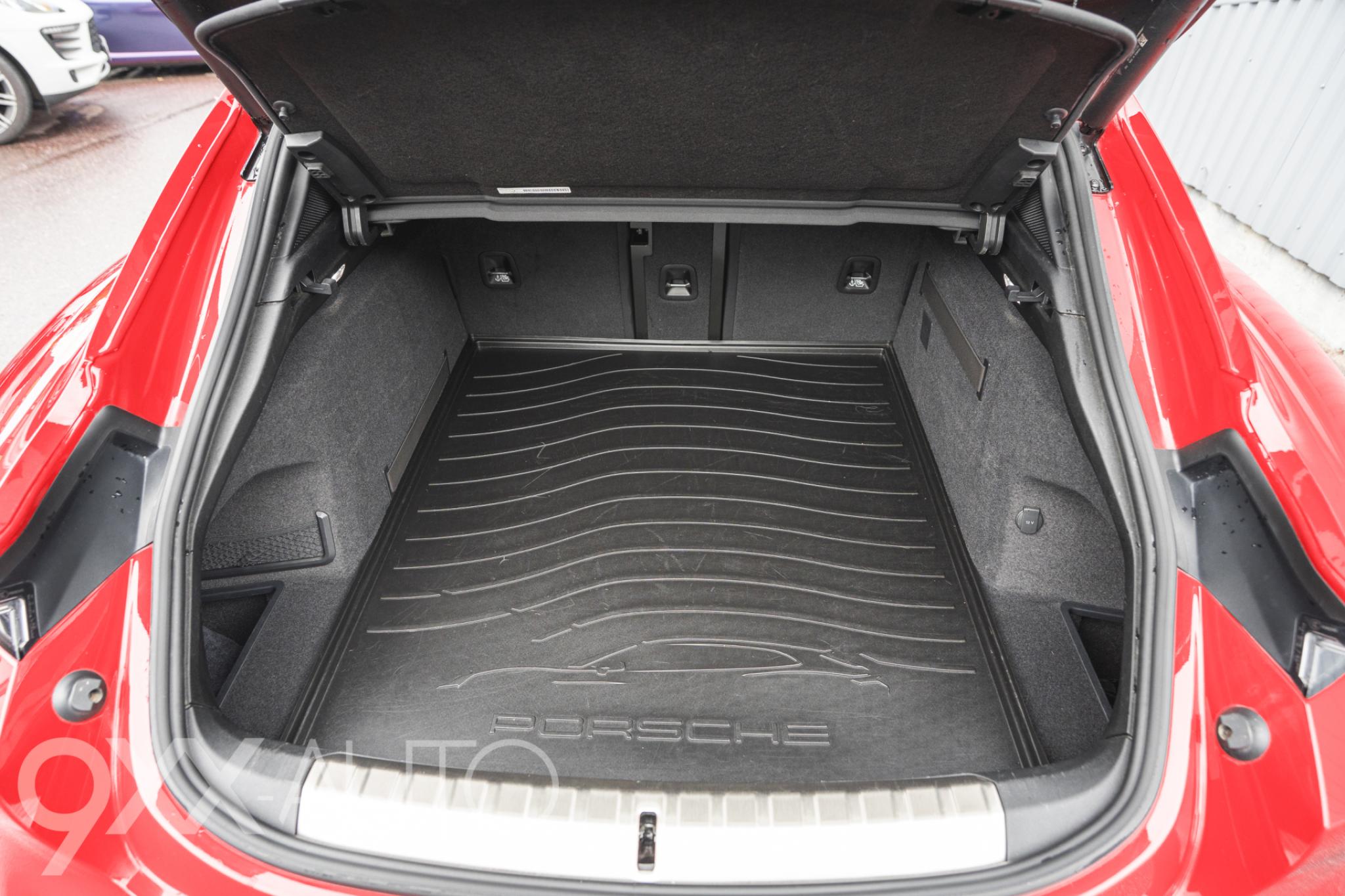Punainen Porsche Taycan 4S Cross Turismo *Suomi-auto* Performance Battery Plus