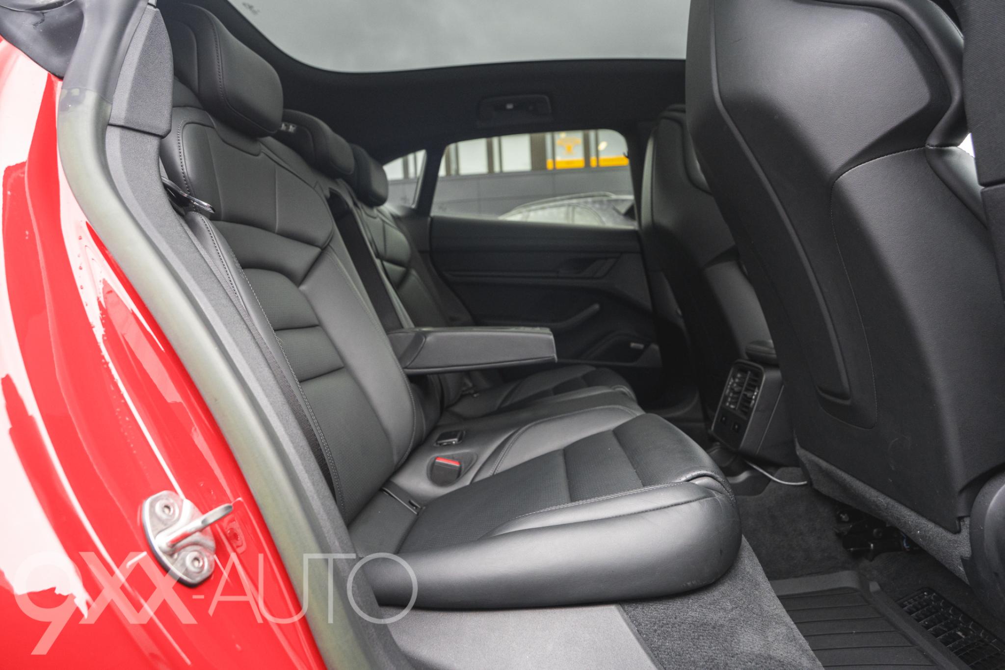 Punainen Porsche Taycan 4S Cross Turismo *Suomi-auto* Performance Battery Plus