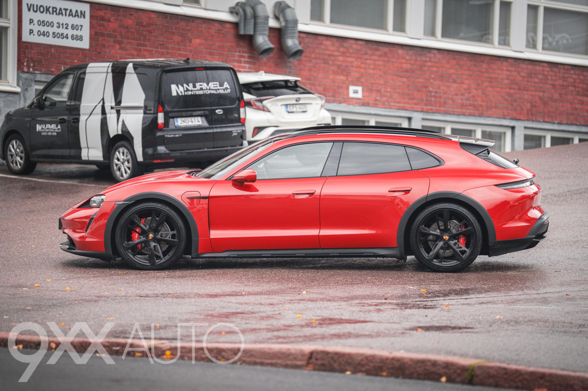 Punainen Porsche Taycan 4S Cross Turismo *Suomi-auto* Performance Battery Plus