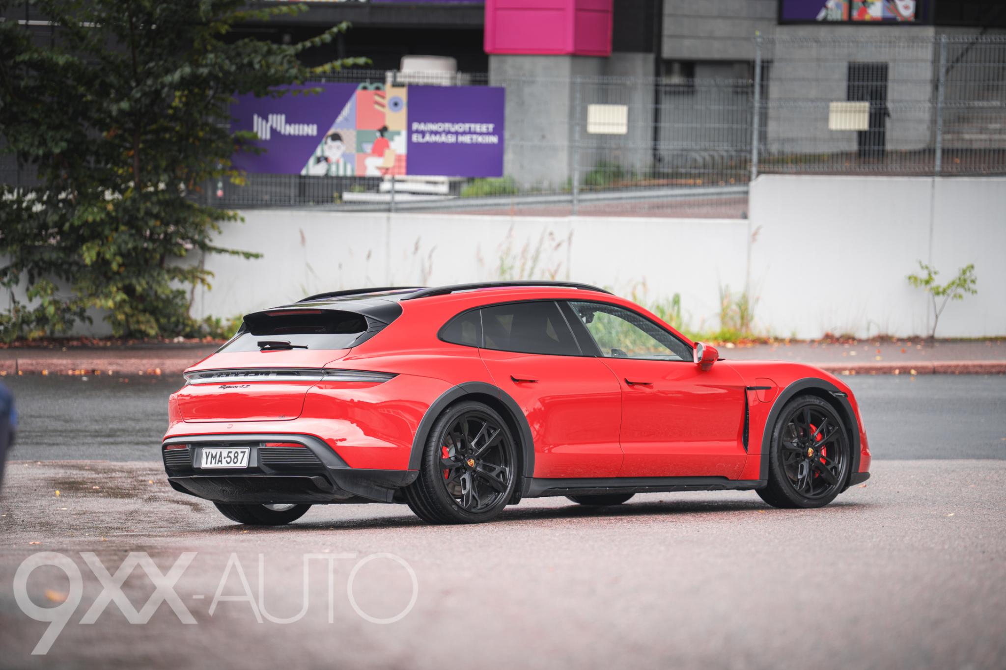 Punainen Porsche Taycan 4S Cross Turismo *Suomi-auto* Performance Battery Plus