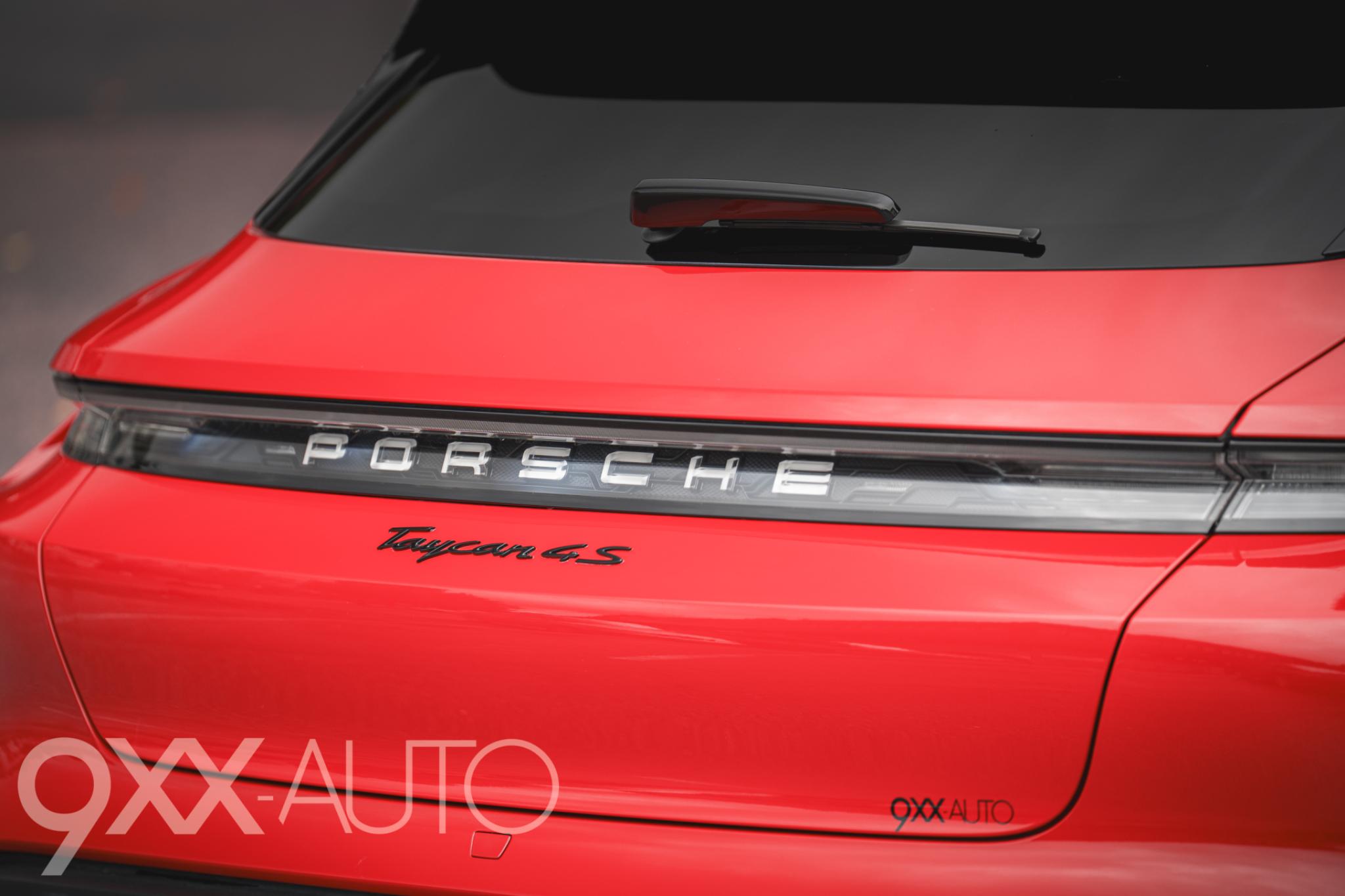 Punainen Porsche Taycan 4S Cross Turismo *Suomi-auto* Performance Battery Plus