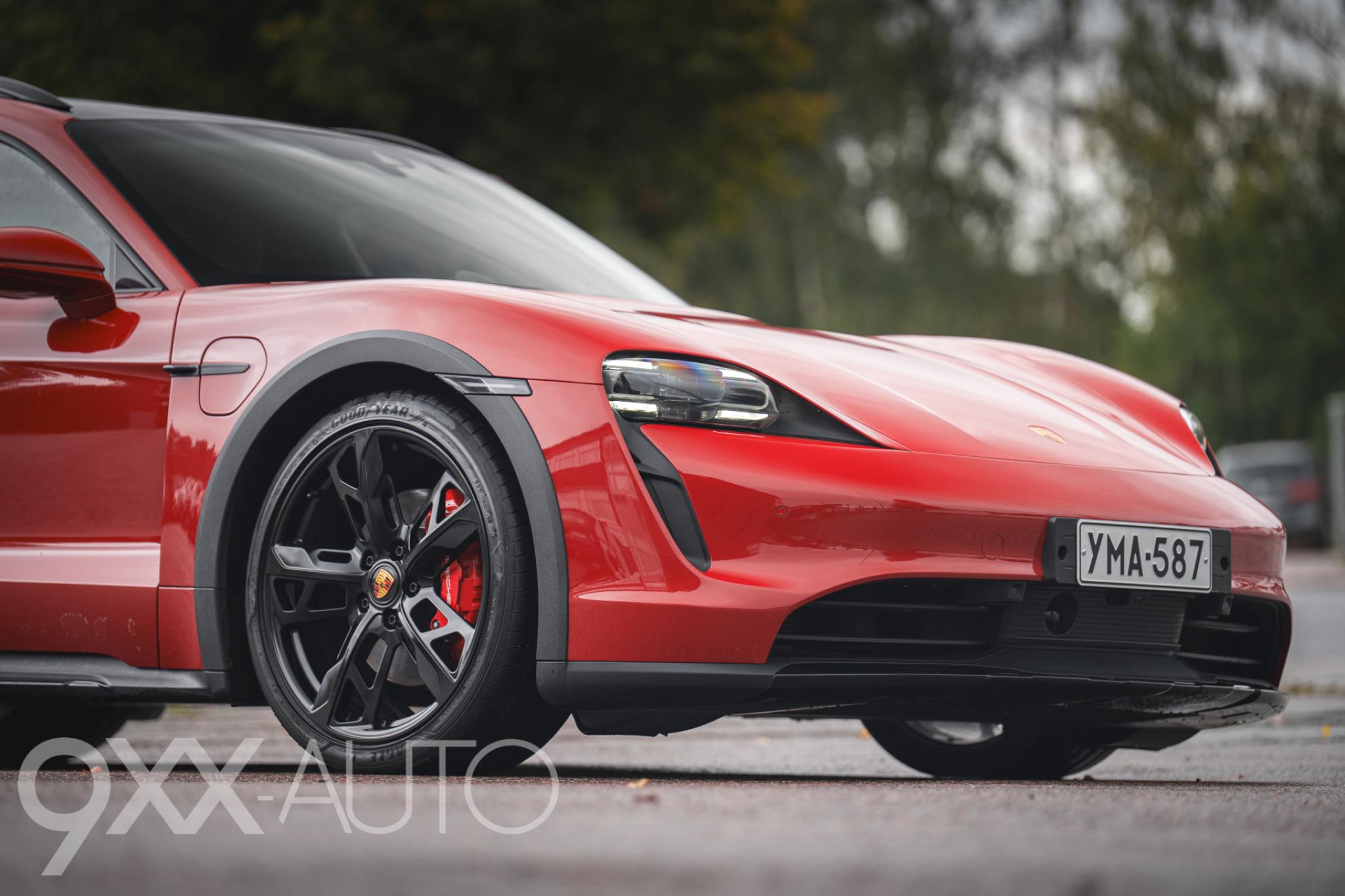 Punainen Porsche Taycan 4S Cross Turismo *Suomi-auto* Performance Battery Plus