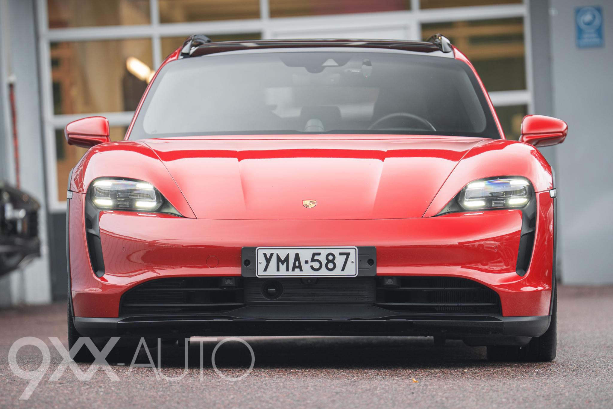 Punainen Porsche Taycan 4S Cross Turismo *Suomi-auto* Performance Battery Plus