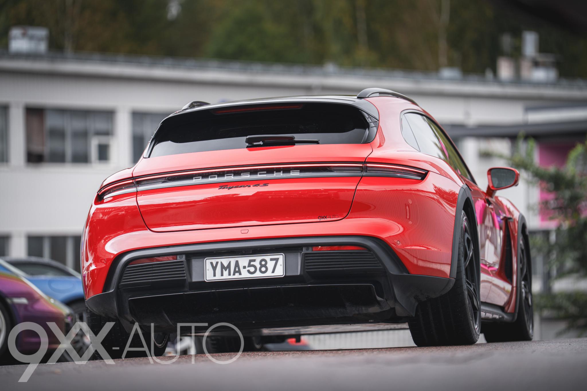 Punainen Porsche Taycan 4S Cross Turismo *Suomi-auto* Performance Battery Plus