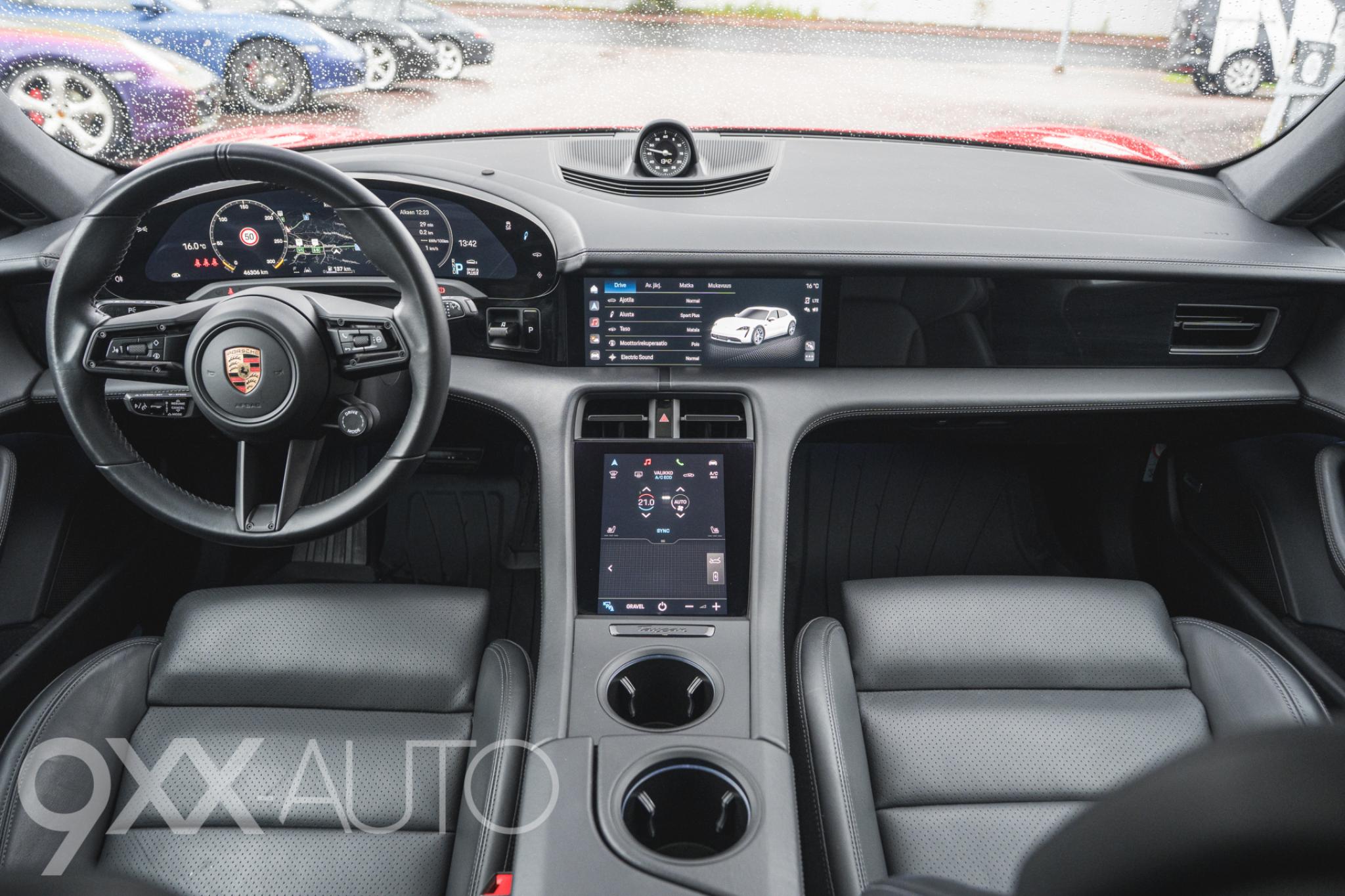 Punainen Porsche Taycan 4S Cross Turismo *Suomi-auto* Performance Battery Plus
