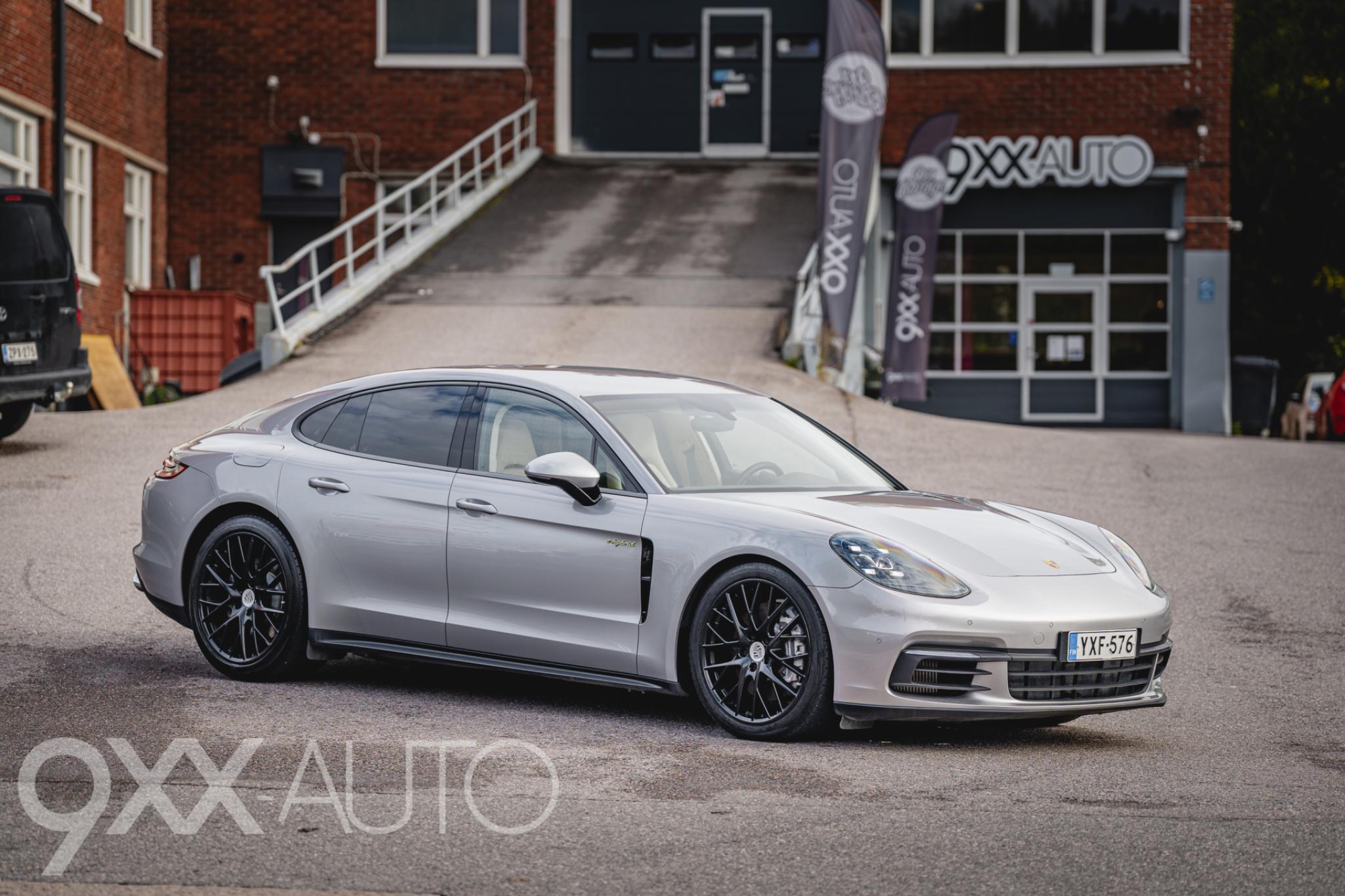 Harmaa Porsche Panamera