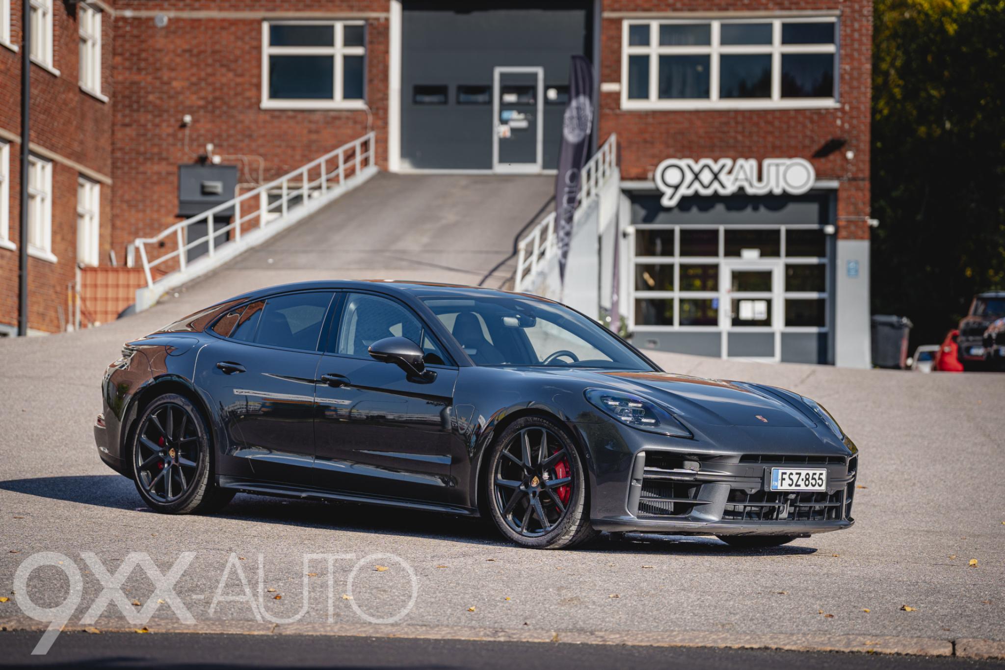 Harmaa Porsche Panamera