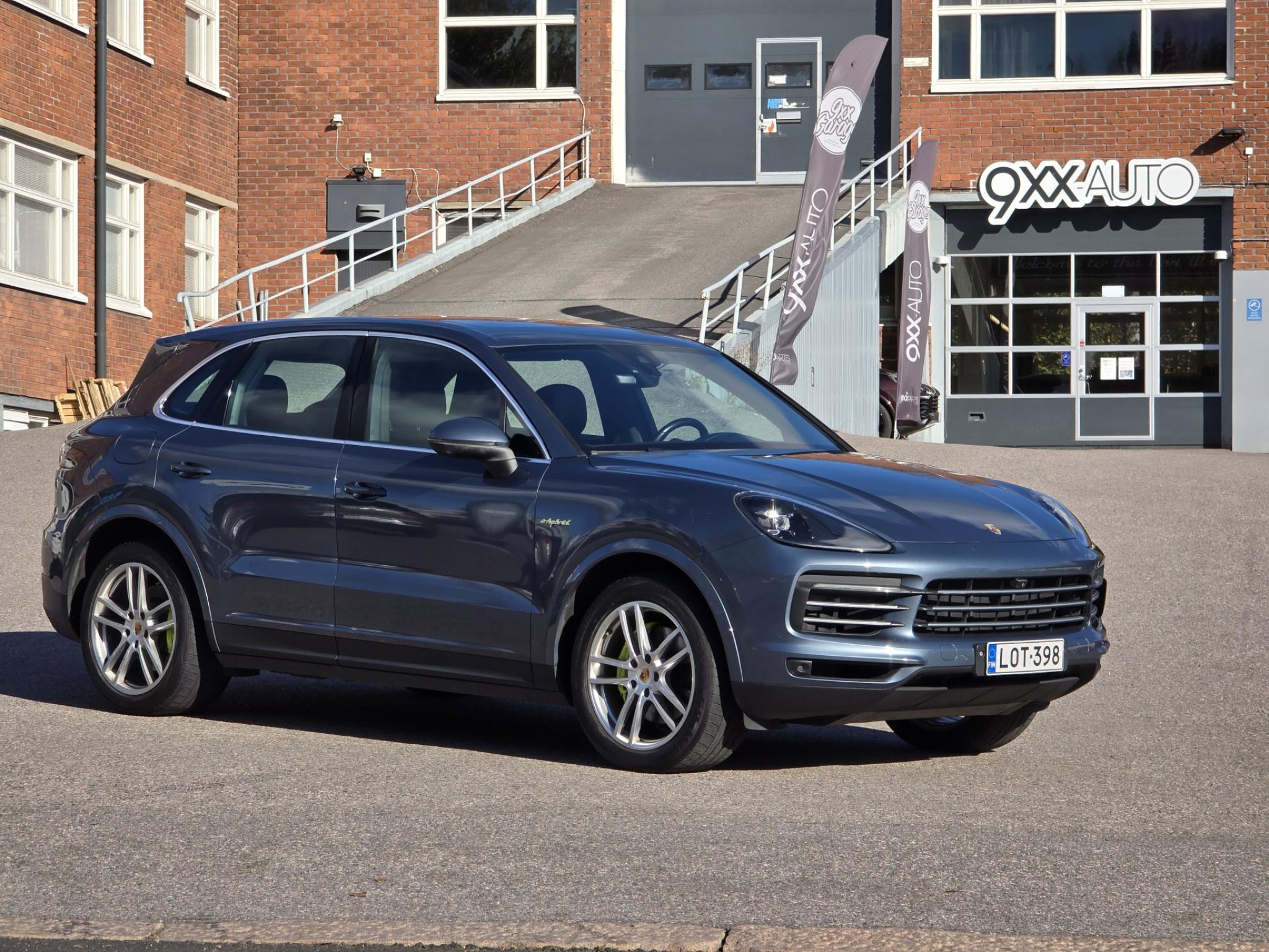 Sininen Porsche Cayenne