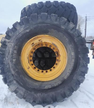 Volvo Dumpperin renkaat vanteilla 26