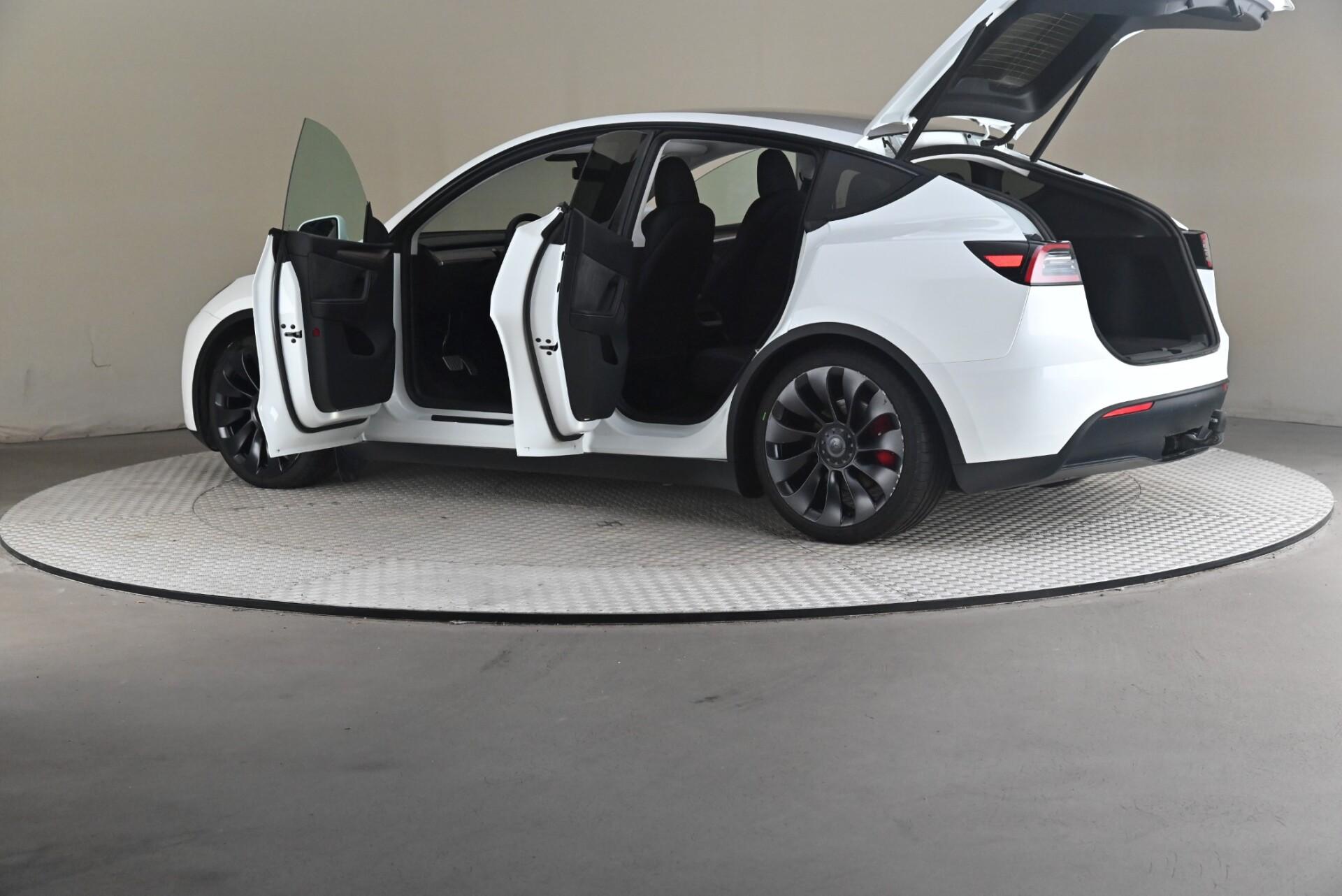 Tesla Model Y Performance AWD 2023, photo 7/31