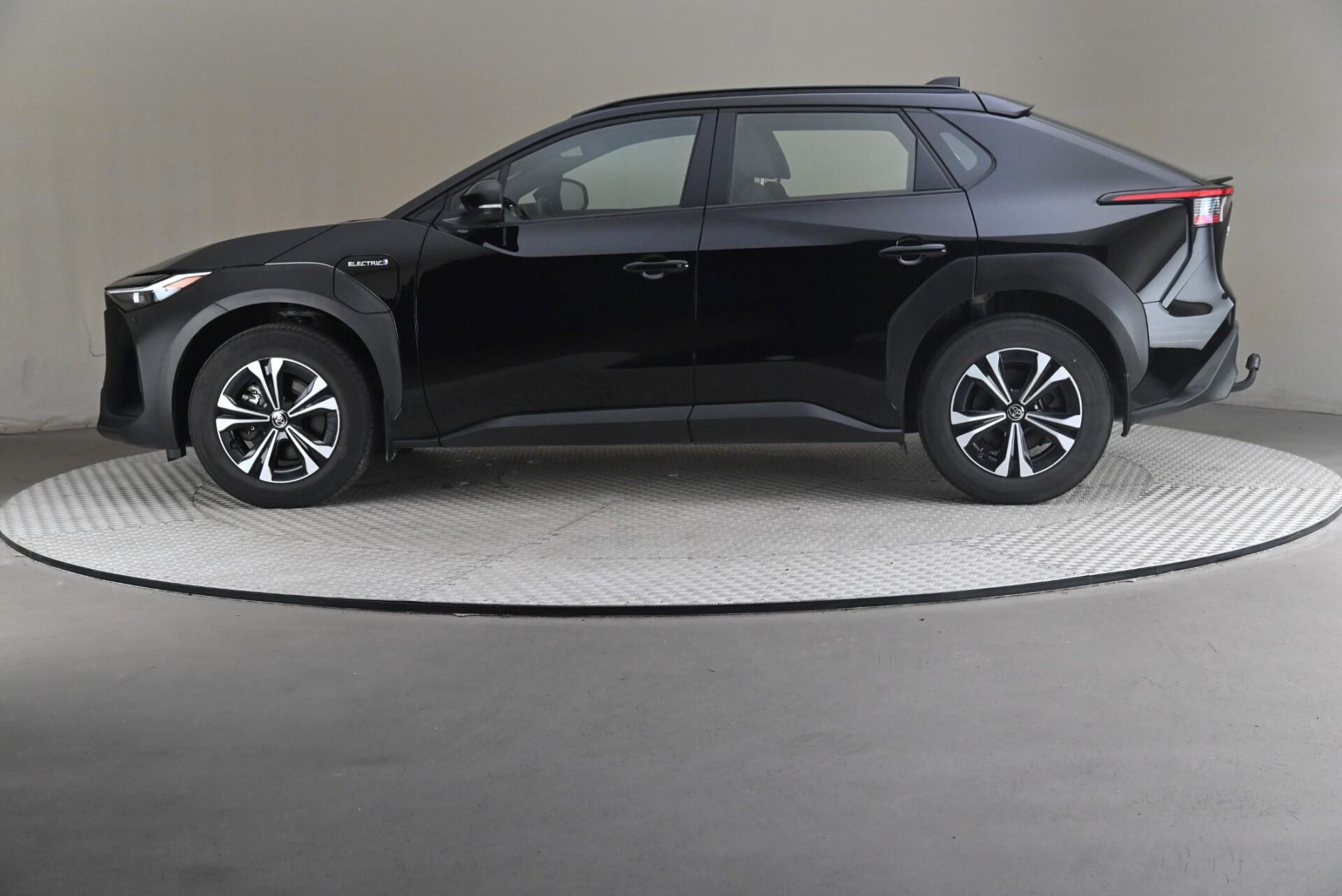 Toyota bZ4X Active AWD 2023, photo 4/32