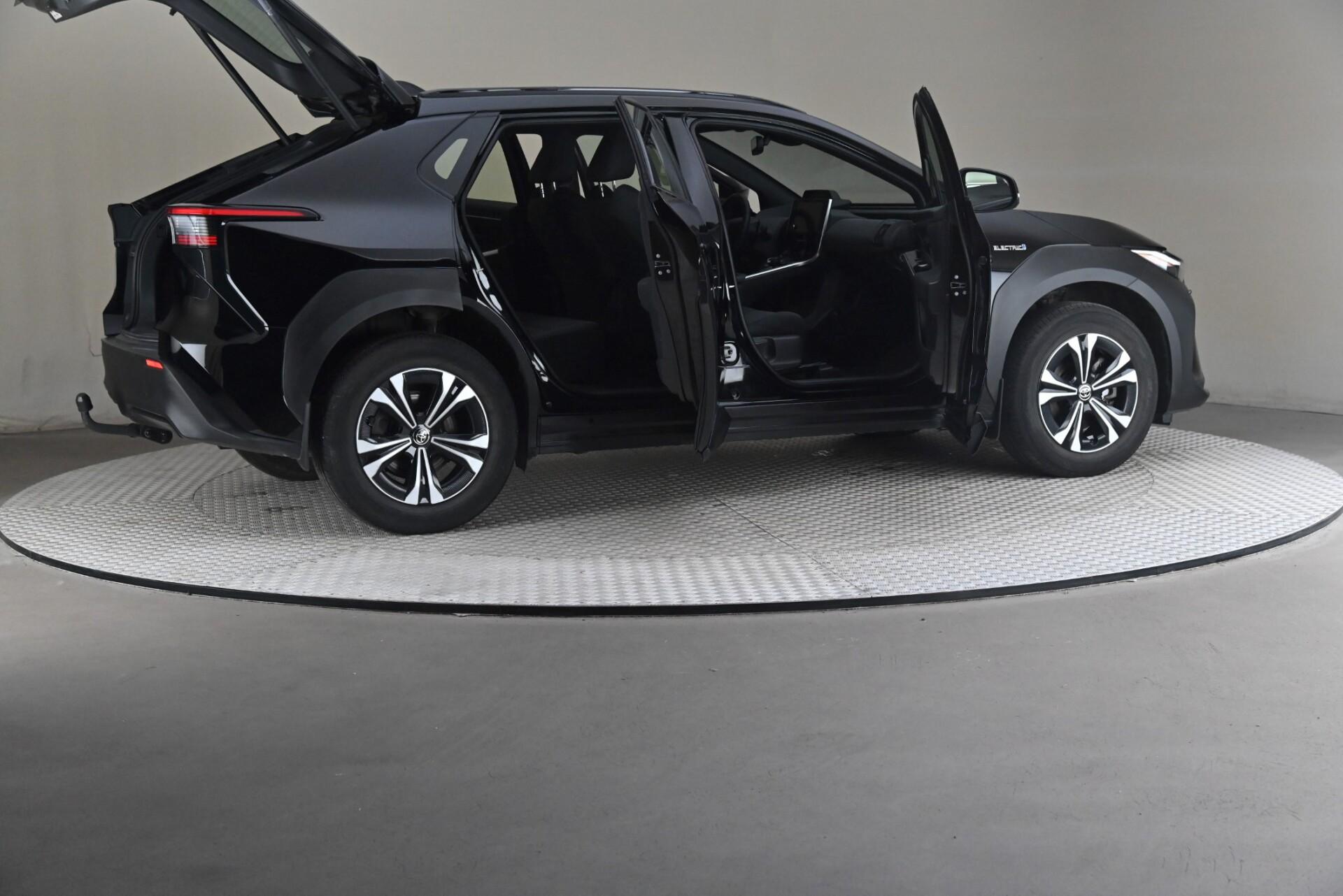 Toyota bZ4X Active AWD 2023, photo 6/32