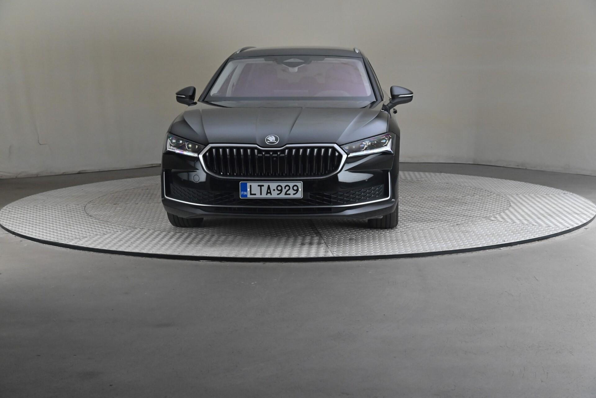 Skoda Superb 2025, photo 3/36