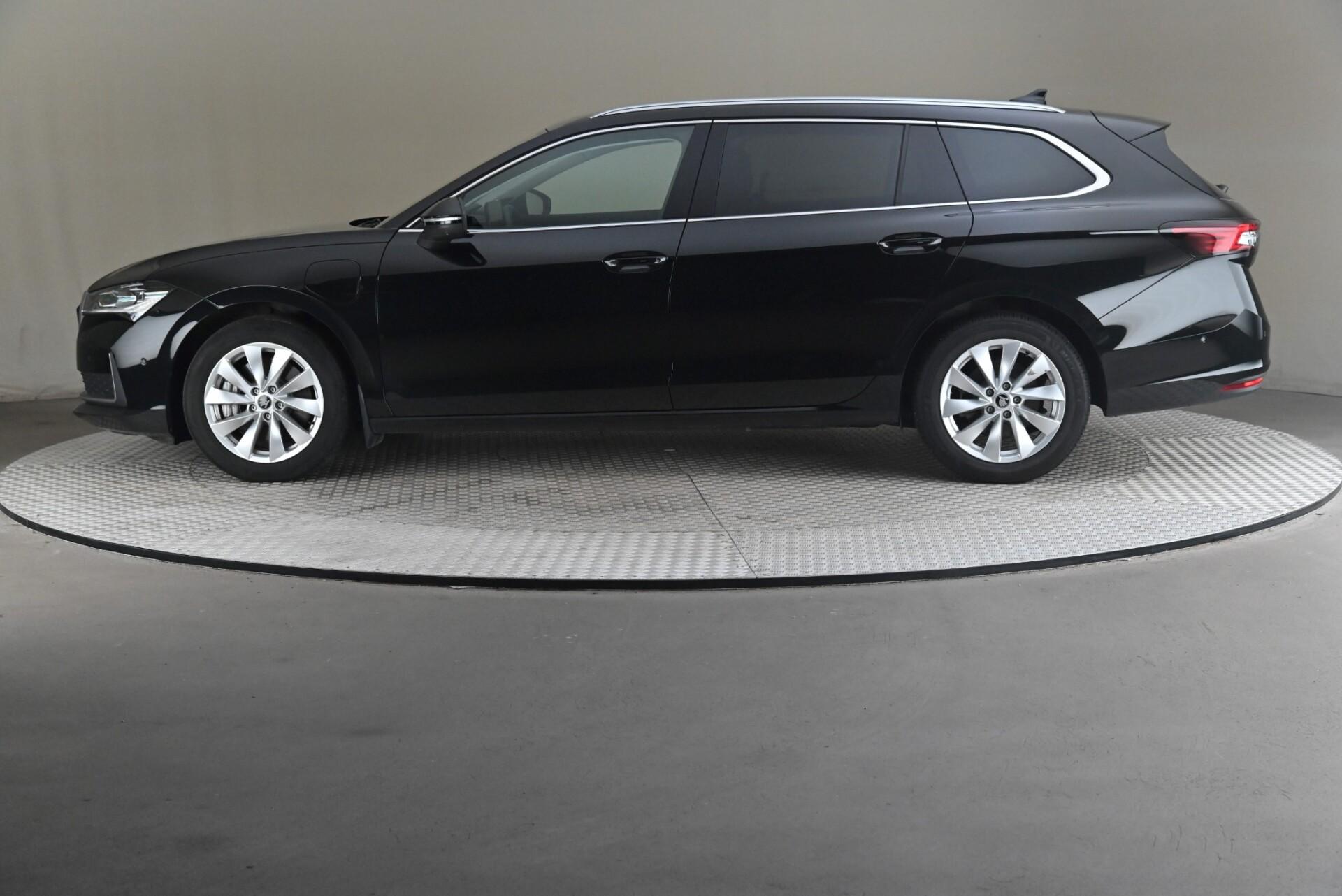 Skoda Superb 2025, photo 4/36