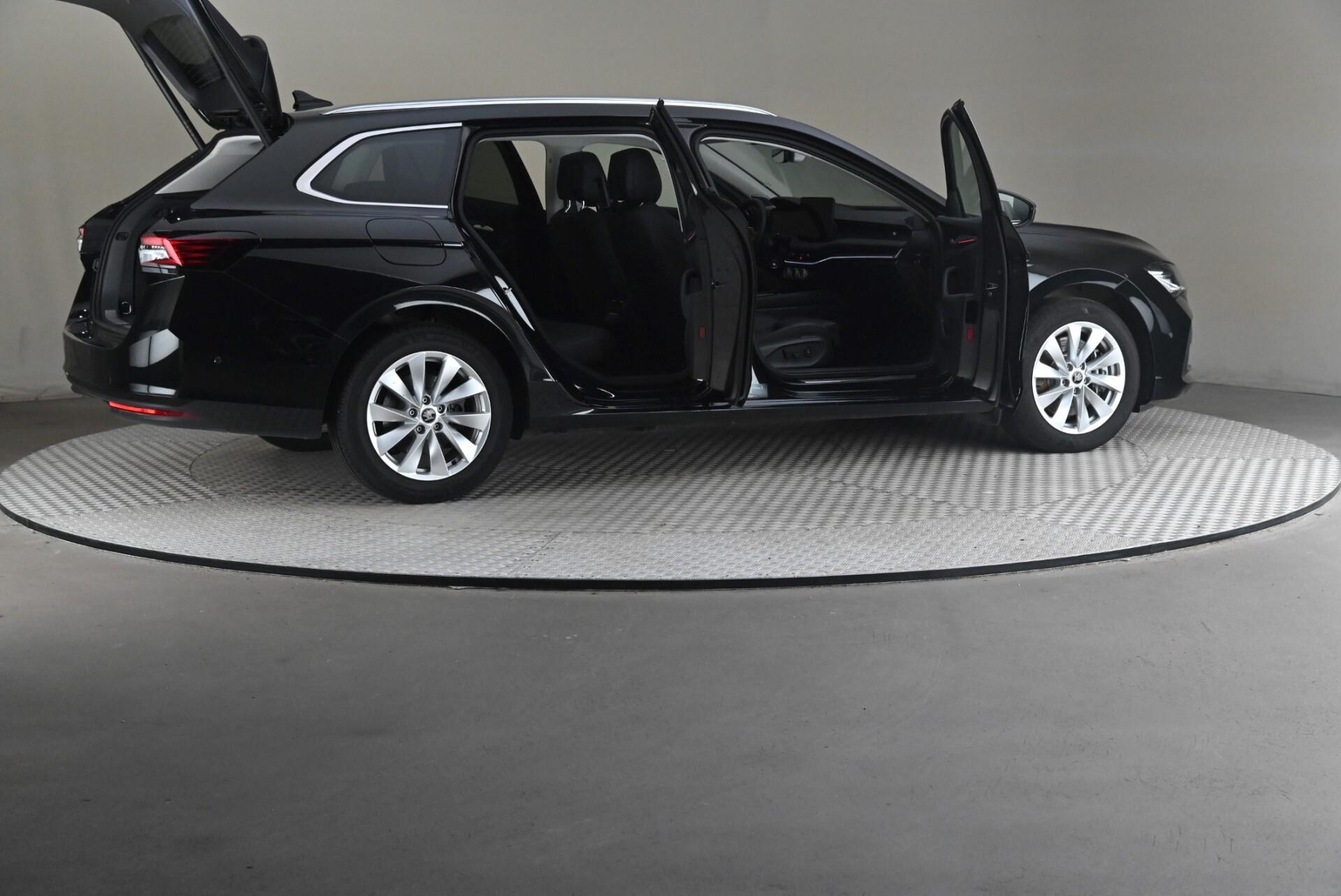 Skoda Superb 2025, photo 6/36
