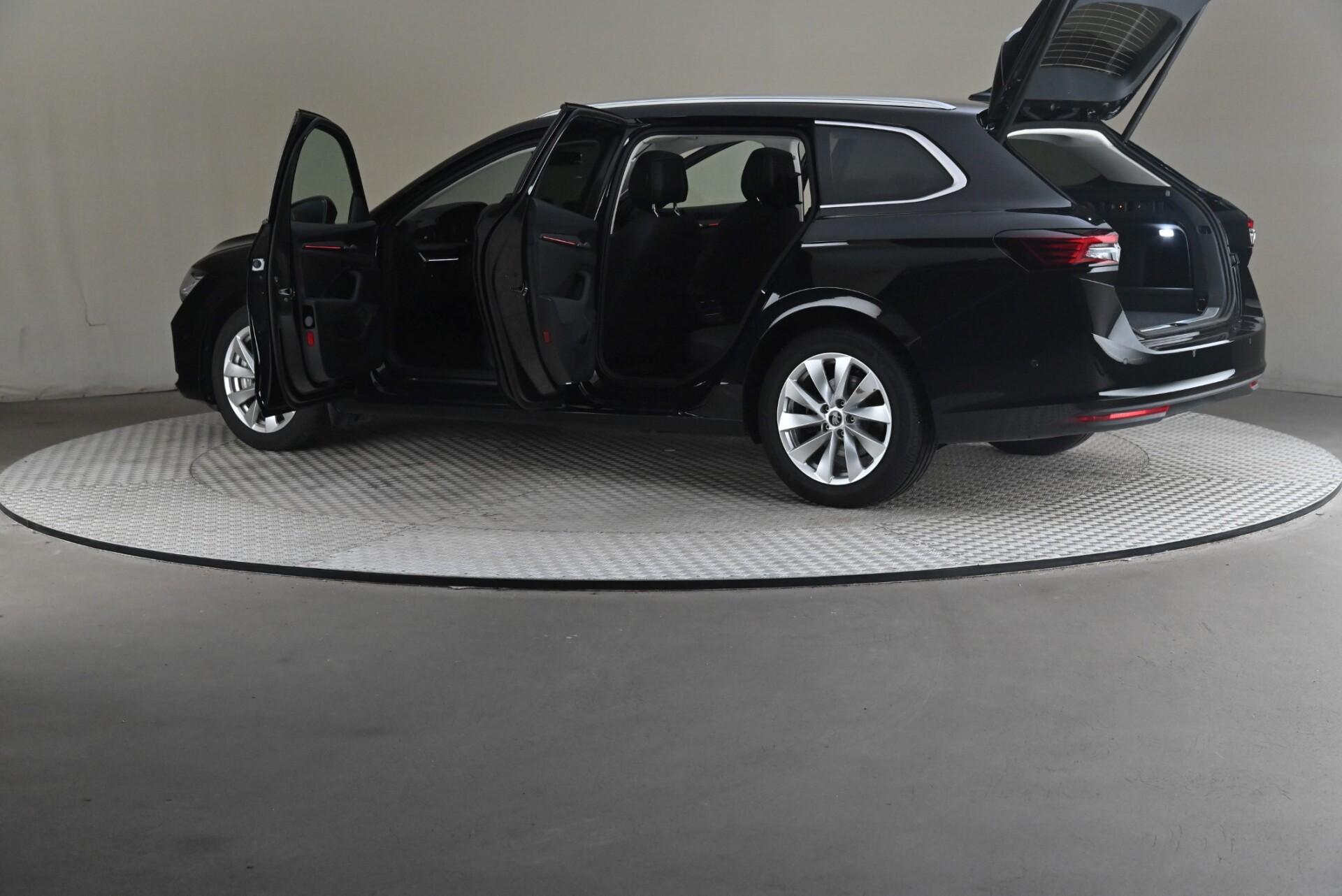 Skoda Superb 2025, photo 7/36