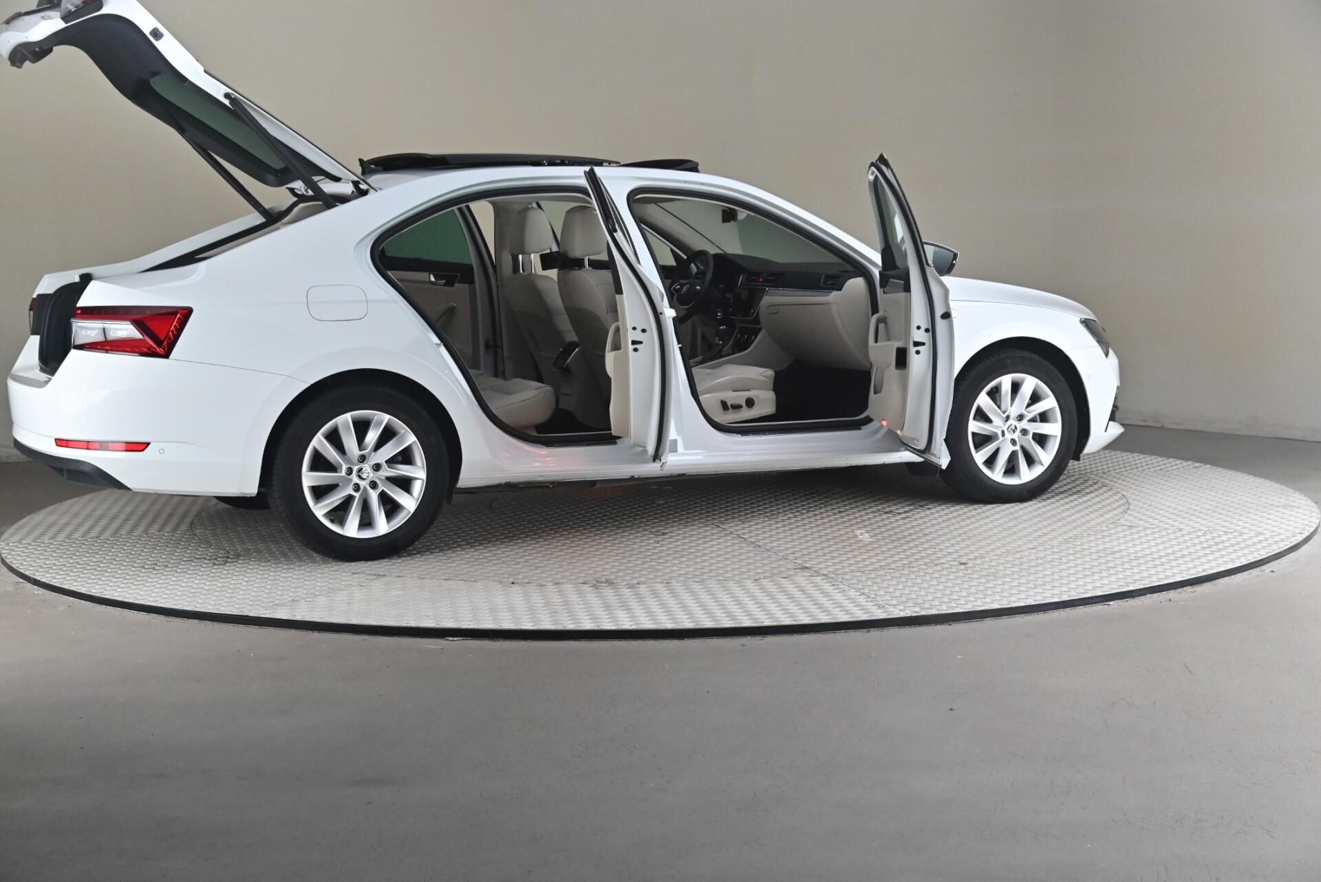 Skoda Superb 2023, kuva 6/31
