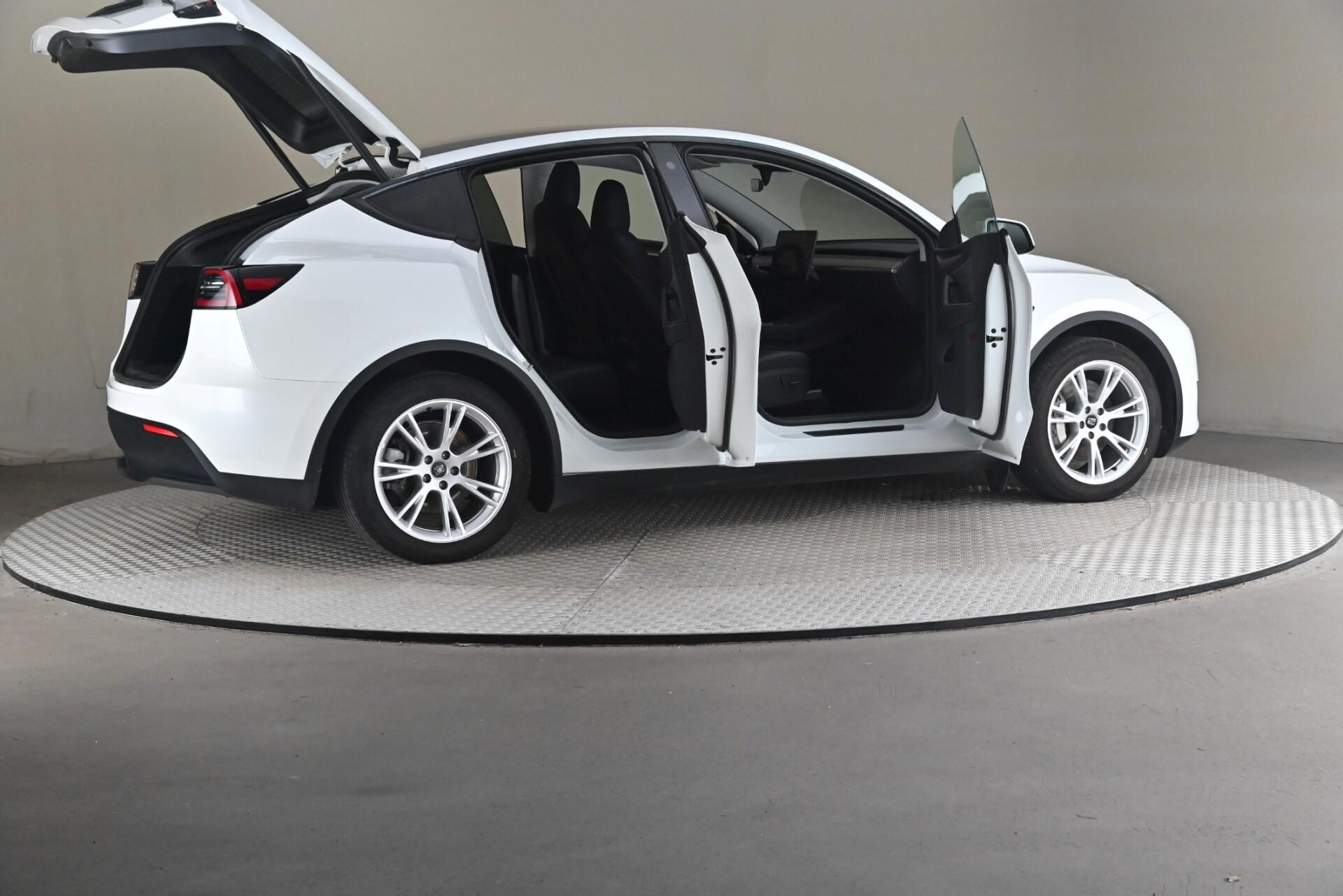 Tesla Model Y Long Range AWD 2023, photo 6/31