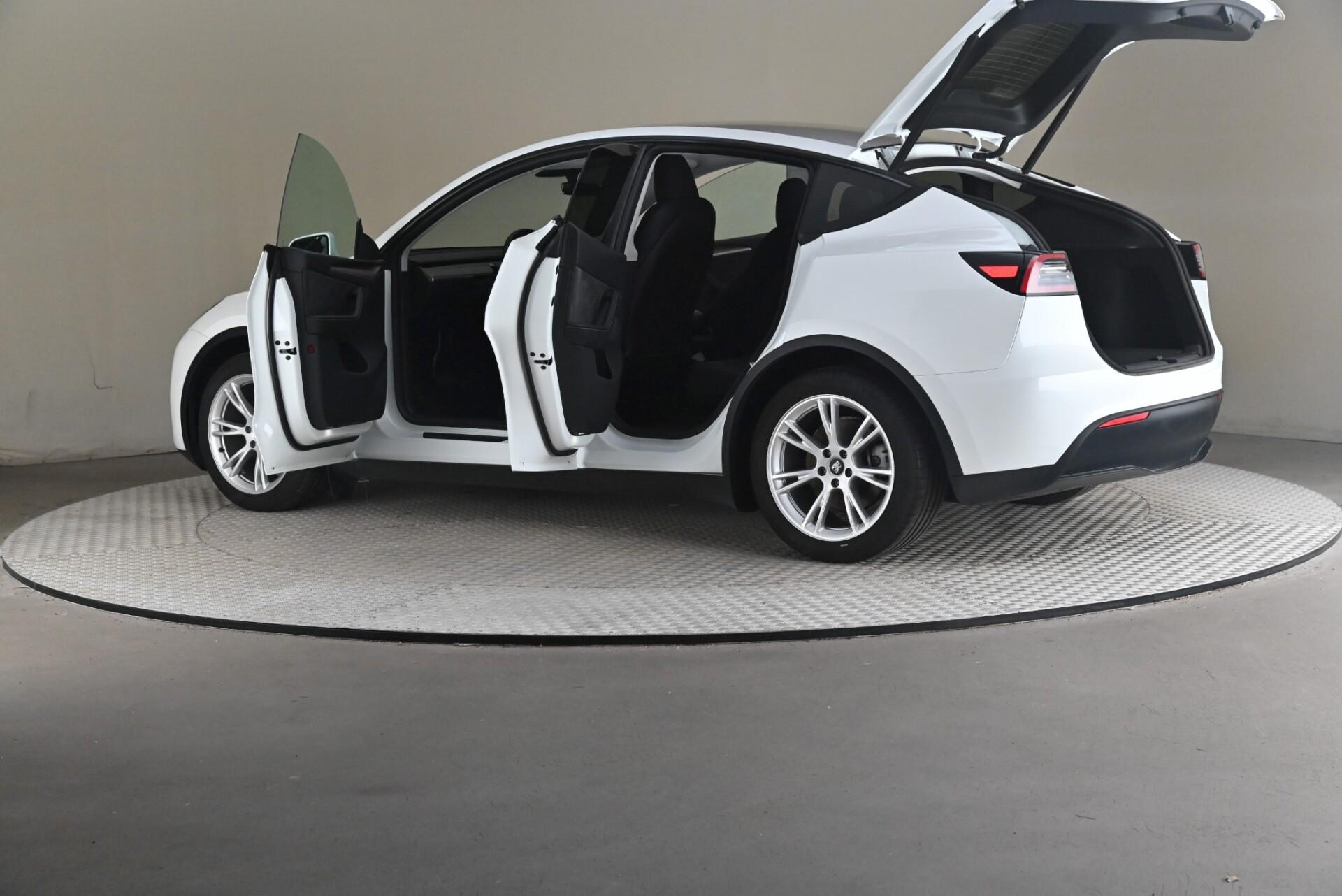 Tesla Model Y Long Range AWD 2023, photo 7/31