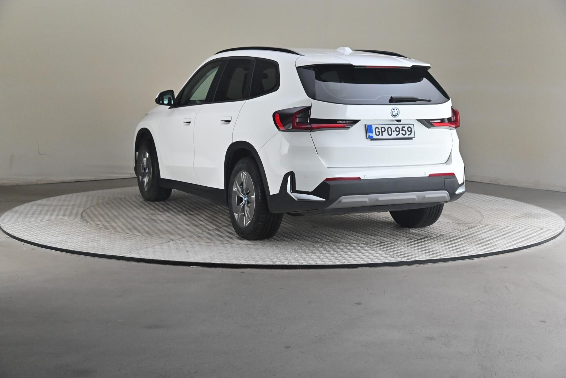 BMW iX1 U11 30 xDrive Charged Edition 2023, kuva 2/30