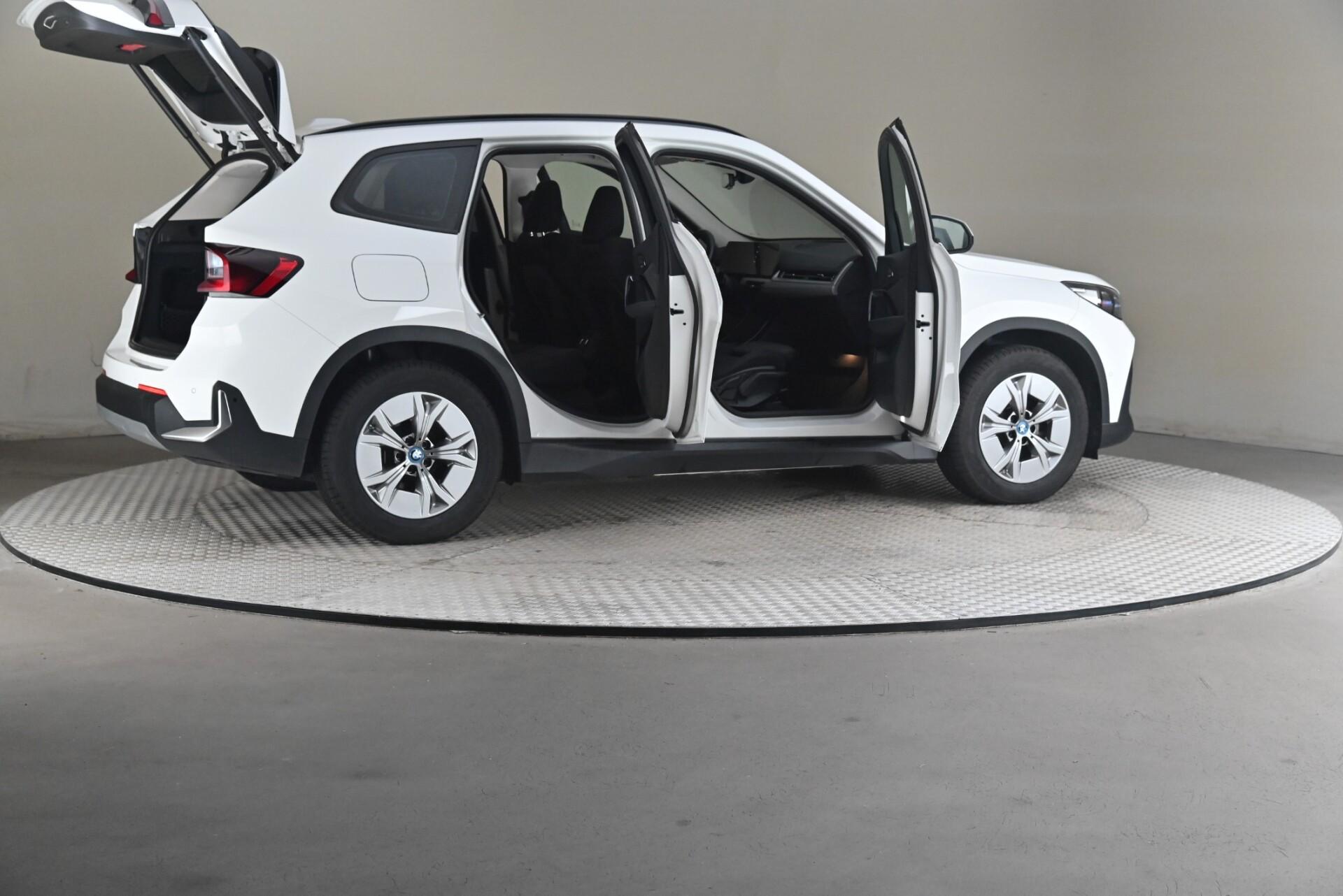 BMW iX1 U11 30 xDrive Charged Edition 2023, kuva 6/30