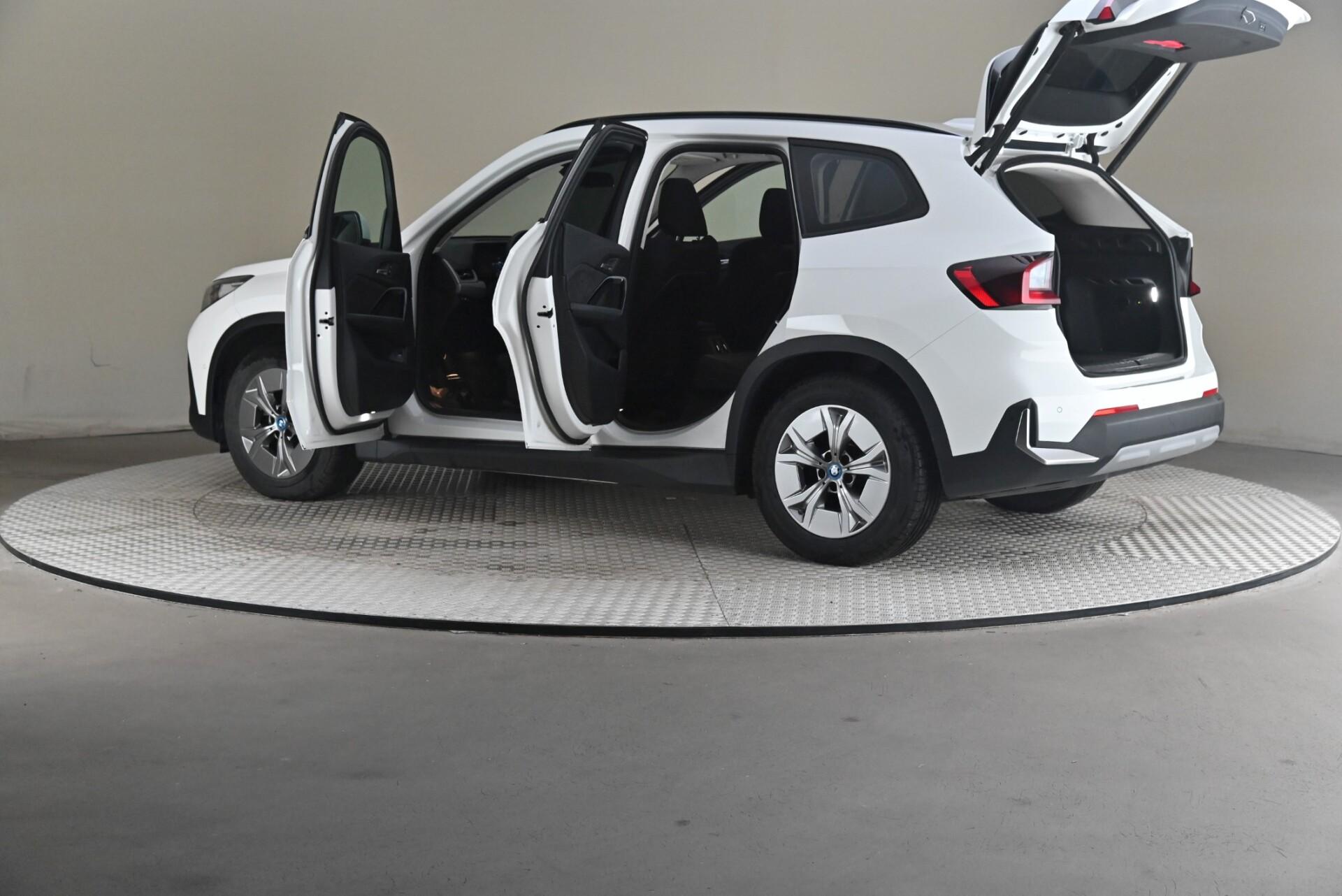 BMW iX1 U11 30 xDrive Charged Edition 2023, kuva 7/30