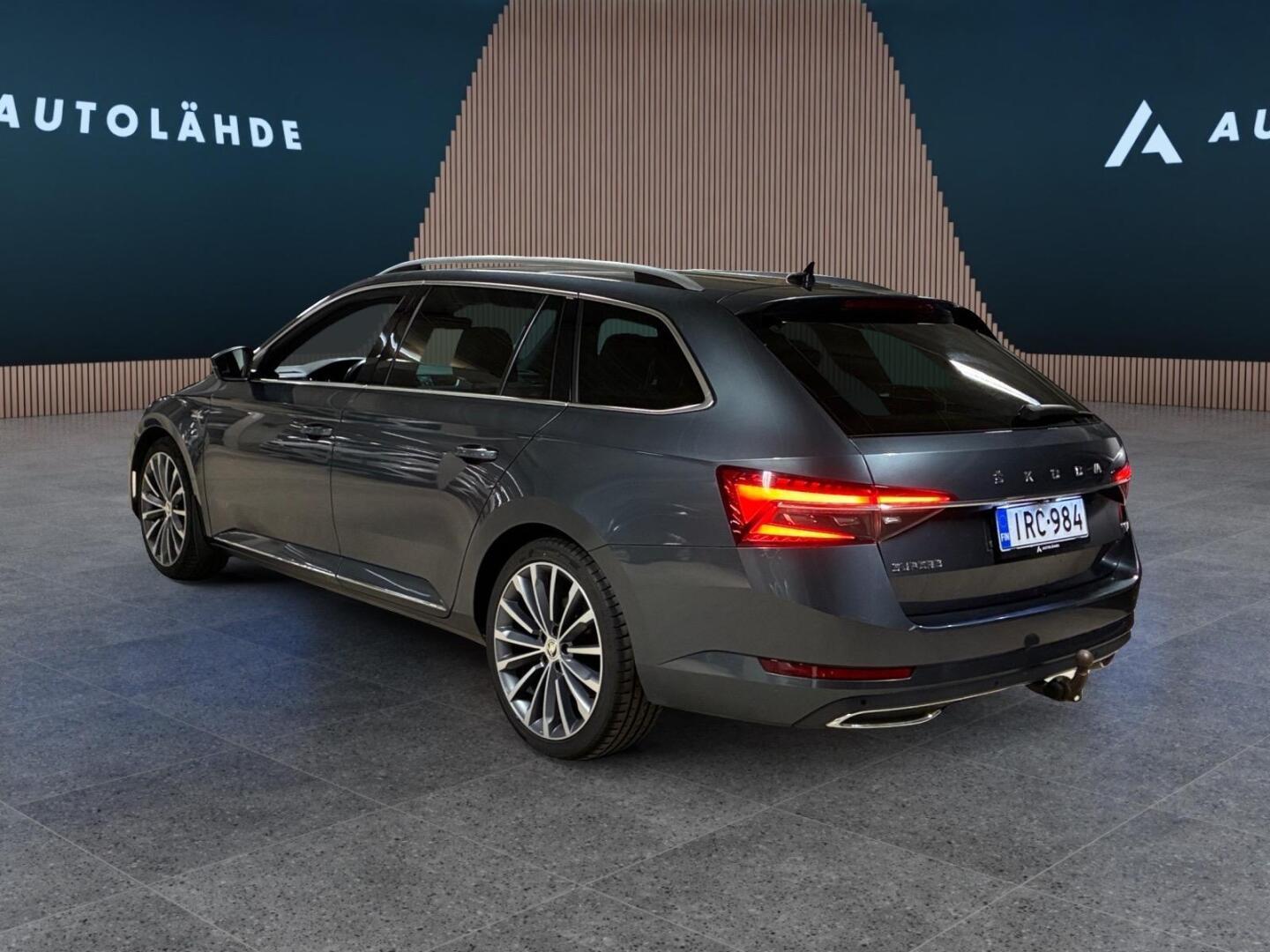 Skoda Superb 2020, photo 4/32