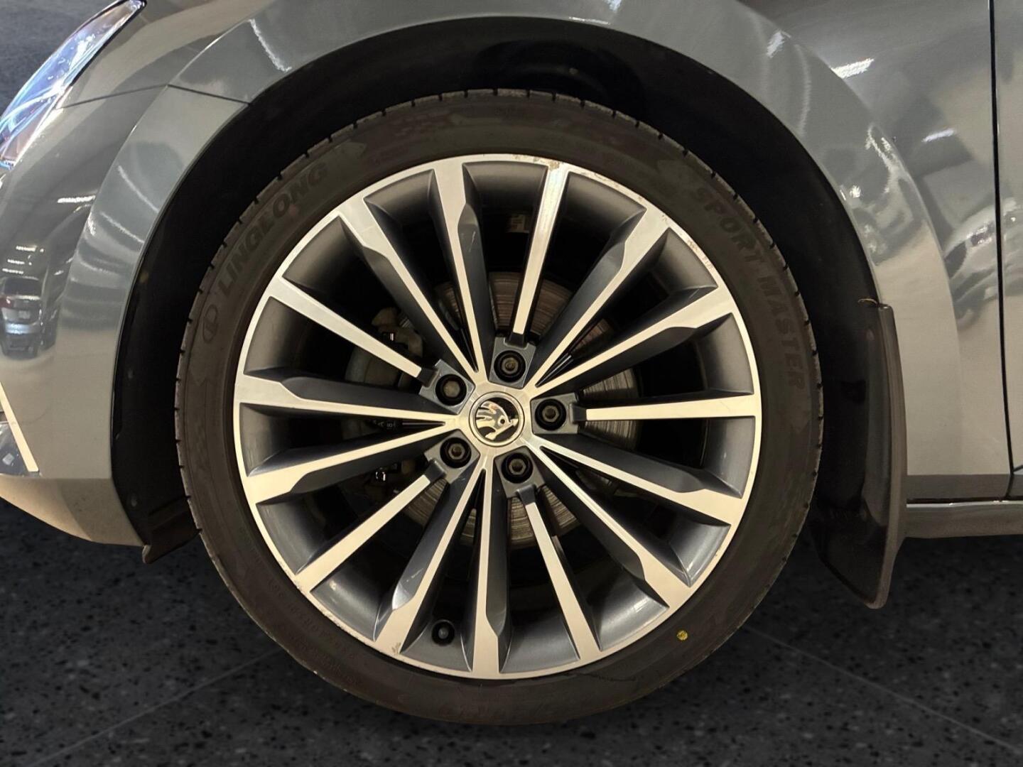Skoda Superb 2020, photo 7/32